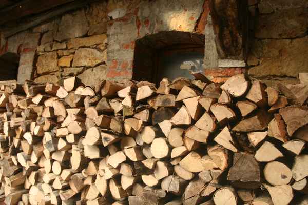 Holz vor der Hütten
