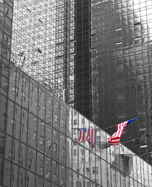 NYC - Hochhausfassade mit Amerikaflagge