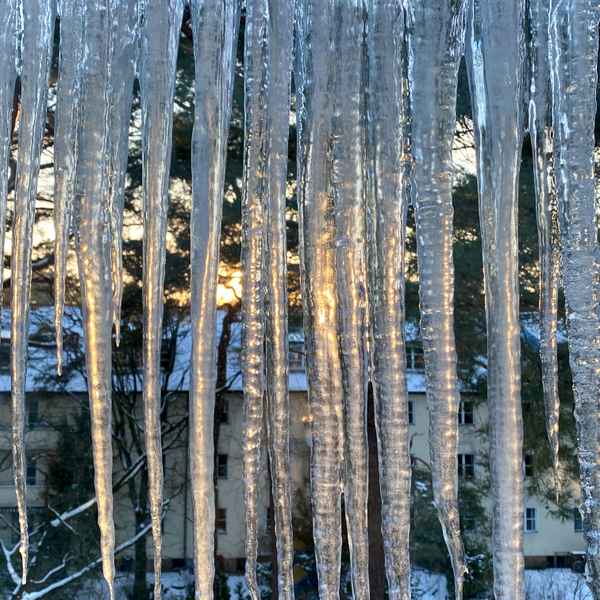 Eiszapfen vor dem Fenster