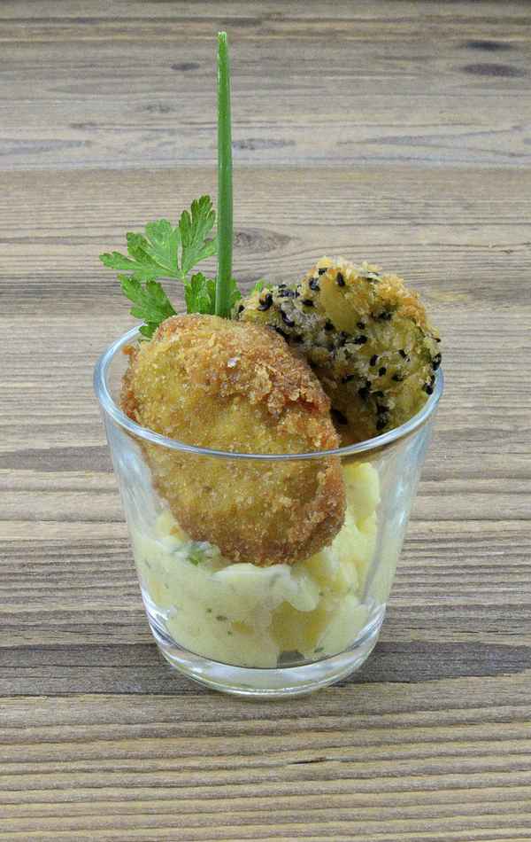 Panierte Zucchini auf Kartoffelsalat im Glas