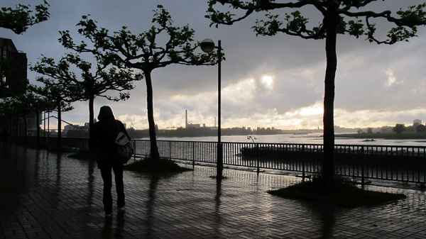 Regnerischer Abend am Rhein