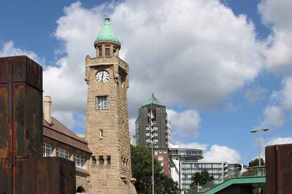St. Pauli Landungsbrücken Pegelturm
