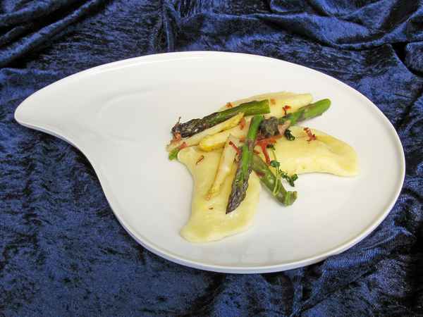 Spargelzeit: Kartoffelteigtaschen mit Spargelfülle 01