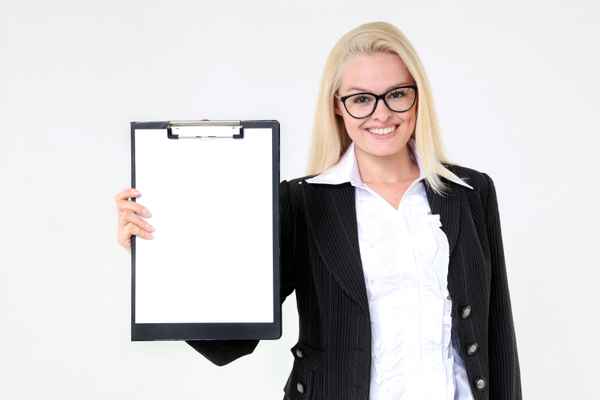 Frau mit Klemmbrett und Blatt