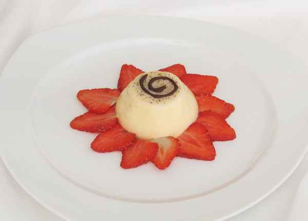 Panna Cotta auf Erdbeerspiegel