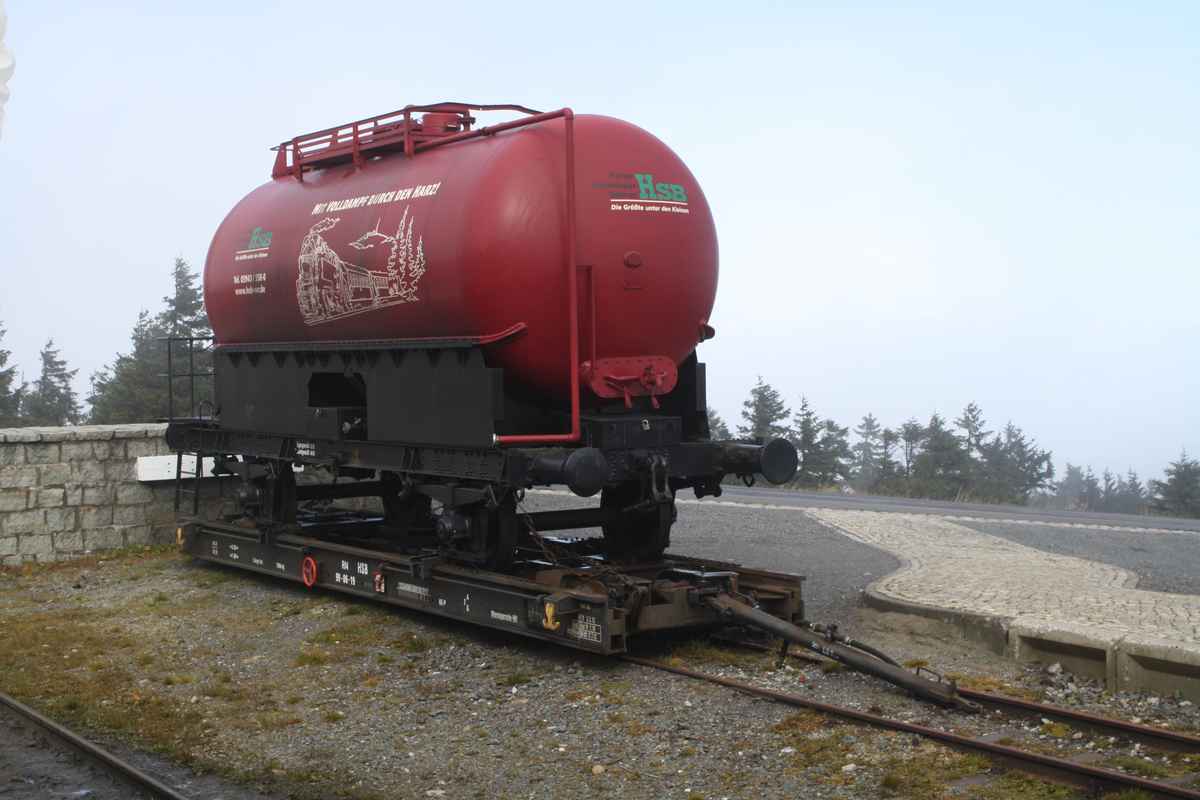 Kesselwagen auf Rollwagen der HSB im Brocken-Bf.