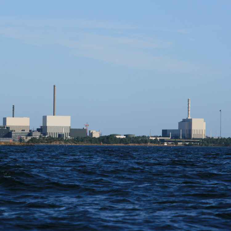 Blick vom Meer auf das Kraftwerk Oskarshamn in Schweden