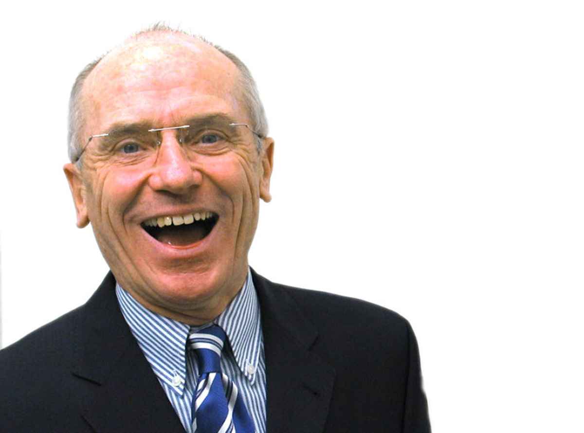 Senior mit Krawatte, lachend