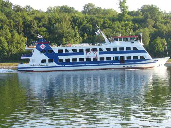 Nord-Ostsee-Kanal bei Kiel_1_ Ausflugsschiff im Sonnenschein