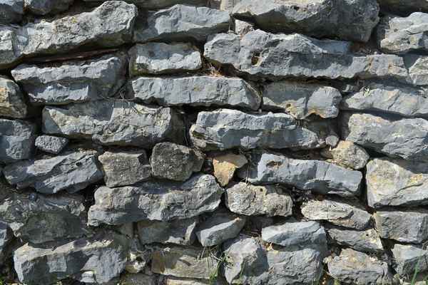 Trockenmauer aus Jura Gestein