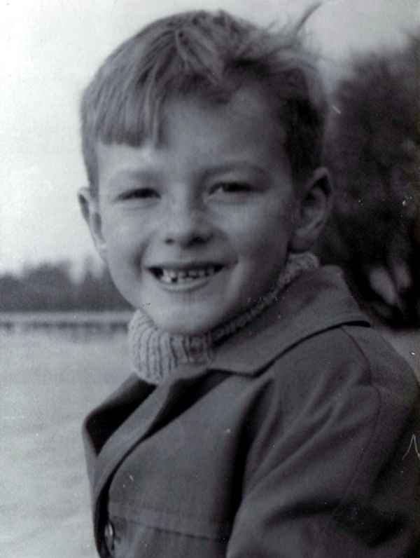 Mein Enkel bei Zähne fletschen