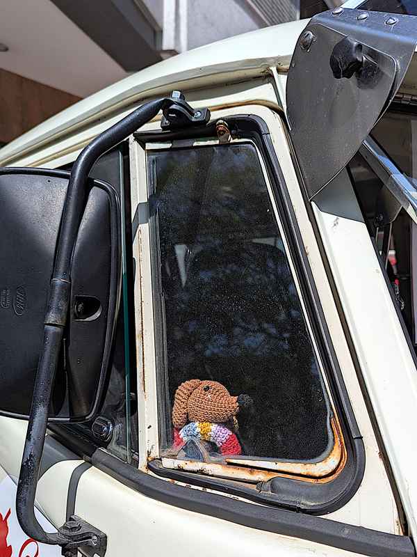Der Kleine im großen Bulli