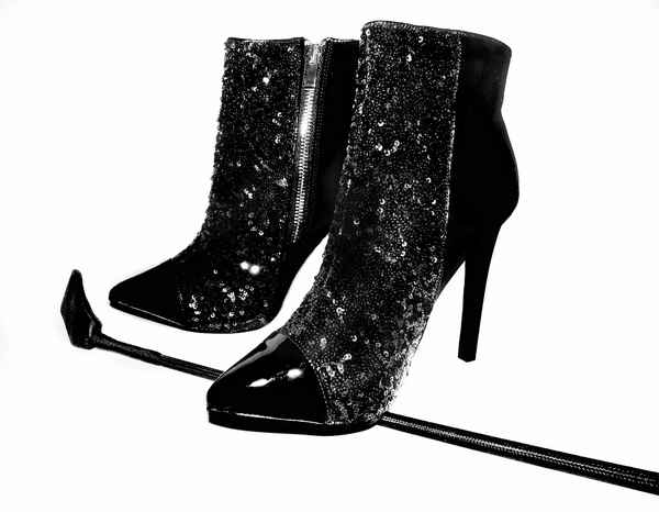 Schuhe und Peitsche