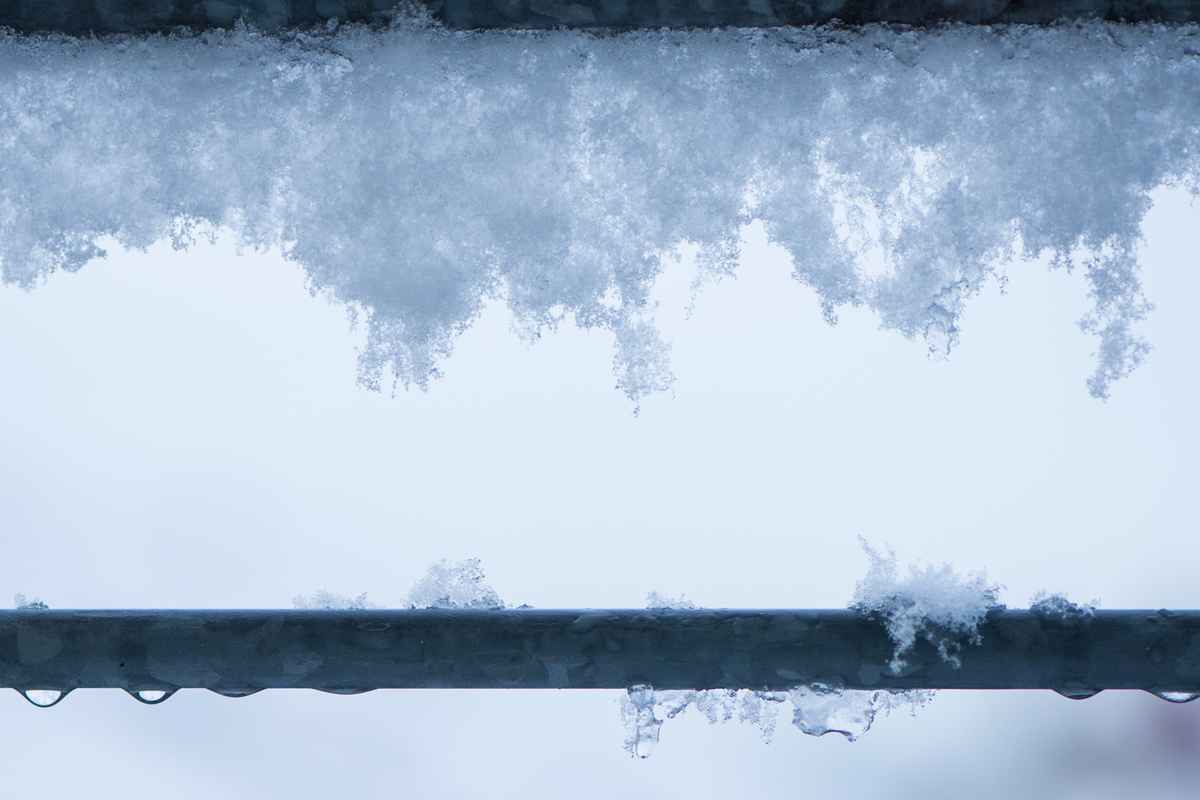 Geländer mit Schnee und Eis