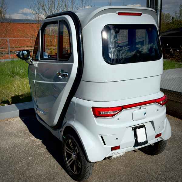 Weißer e-Kabinenroller EV 3.1 von hinten auf Parkplatz