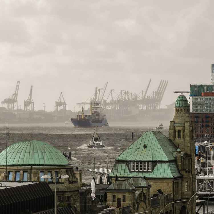 Hamburger Hafen im Regen
