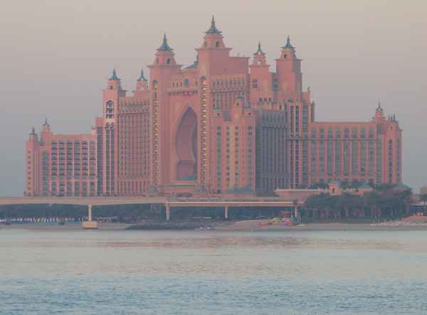Hotel Atlantis im Morgennnebel