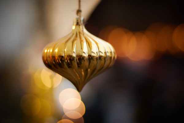 Goldene Weihnachtskugel mit Bokeh