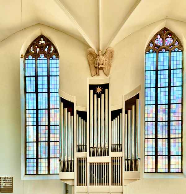 Orgel mit Kirchenfenstern