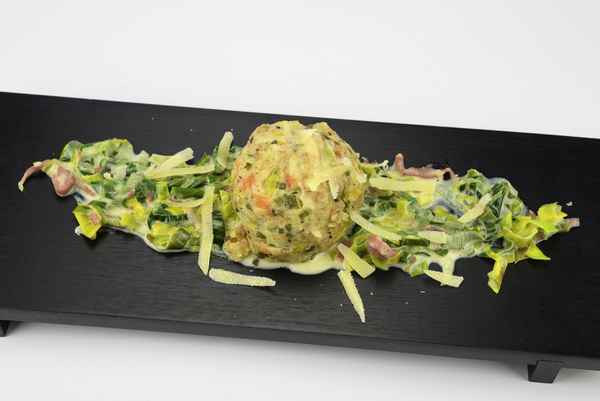 Vollkorn-Gemüseknödel auf Lauch-Rohschinken-Beet
