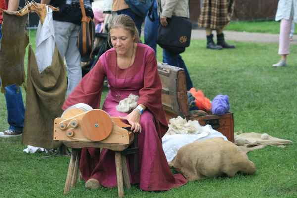 frau mit kartiermaschine....mittelalterliches spektakulum