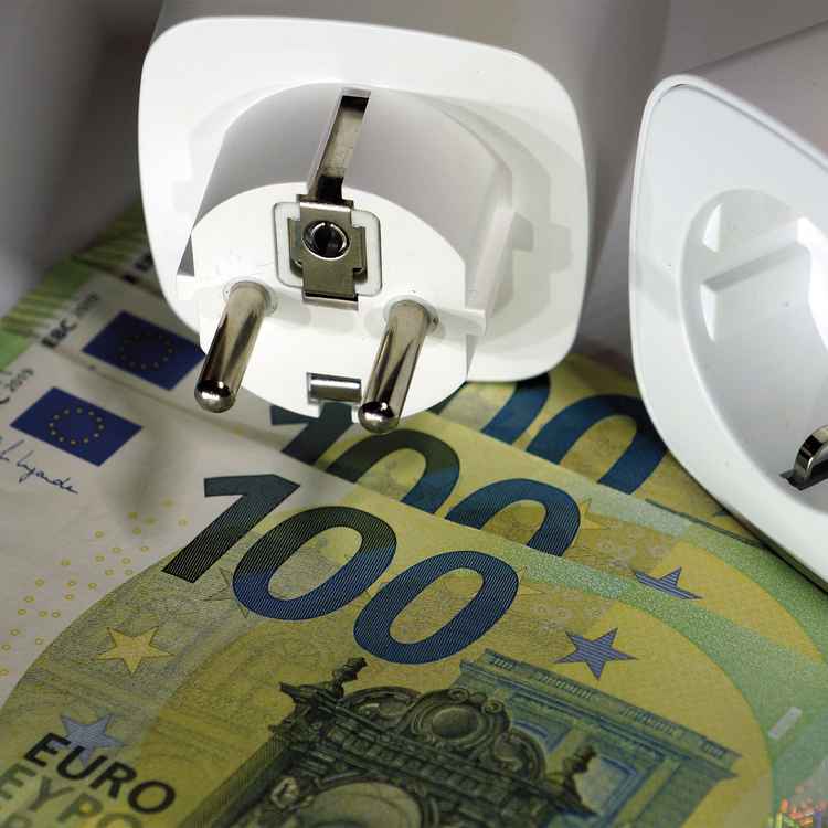 Stromkosten Banknoten mit Steckdose 2