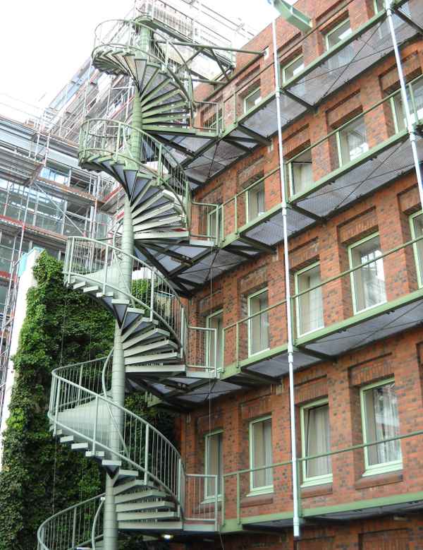Hamburg - Wendeltreppe an der rückwärtigen Fassade (Neubauteil) des ehemaligen Verlagshauses Broschek (Große Bleichen)
