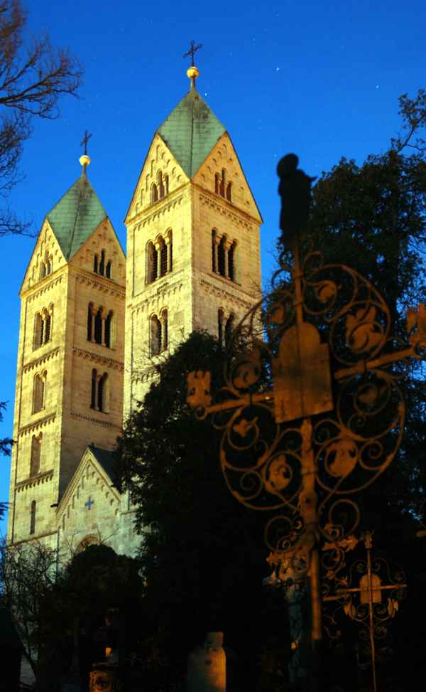 Kirche St. Peter in Straubing bei Nacht