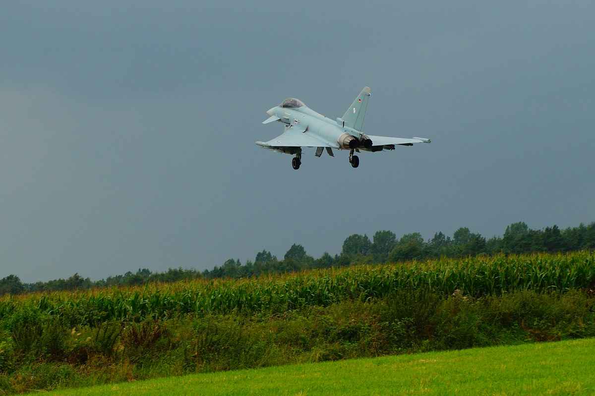 EF bei Schlechtwetter im Endanflug - dicht über das Feld