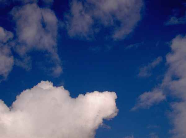 weißblauer Himmel