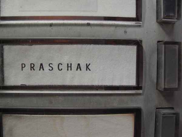 Namensschild und Klingelknopf
