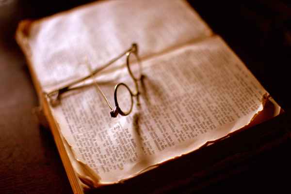 Buch - Museumsstück mit alter Brille