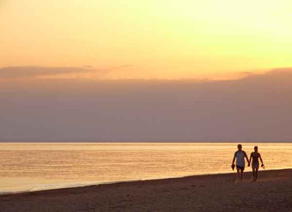Junges Paar am Abendstrand
