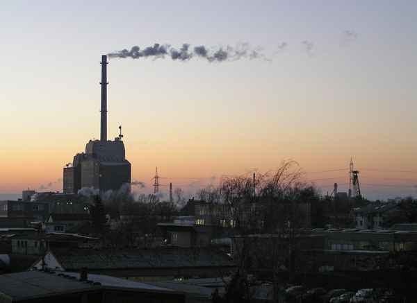 Sonnenaufgang im Industriegebiet