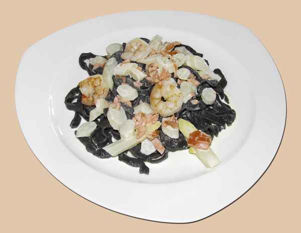 Spargelzeit: Tintenfisch-Taglierini mit Spargel Lachs und Garnelen