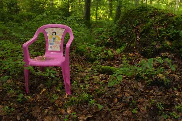 kinderstuhl im wald