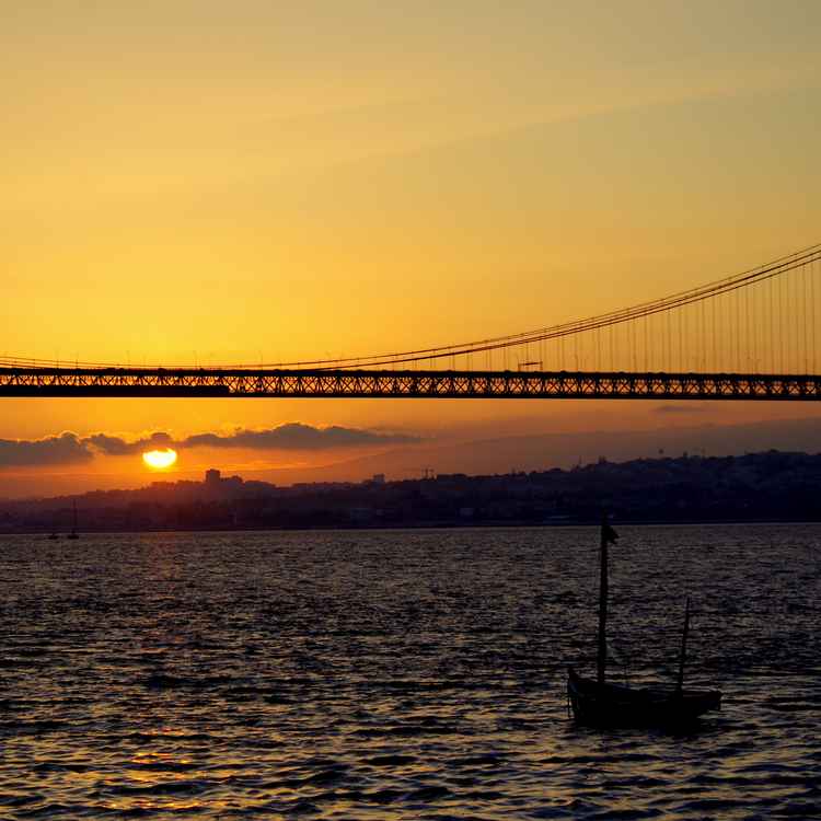 Sonnenuntergang am Tejo mit Blick auf die Brücke des 25. April