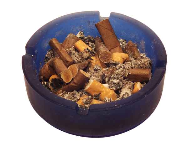 Achenbecher mit Zigarettenstummel