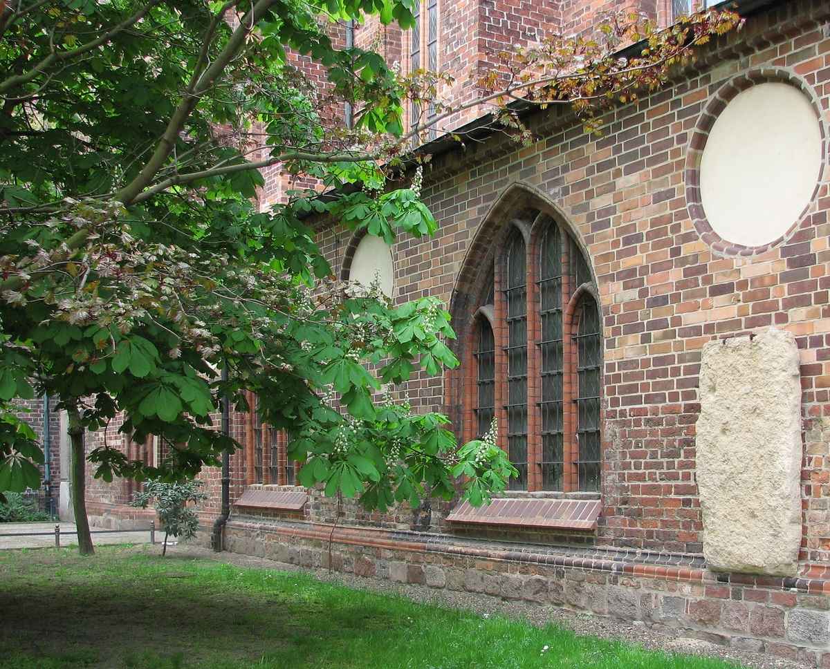 Idylle mit Kirchfenster