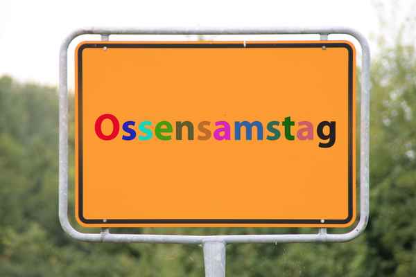 Ein Schild Ossensamstag