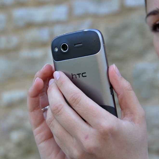 Junge Frau liest E-Mail auf dem Smartphone