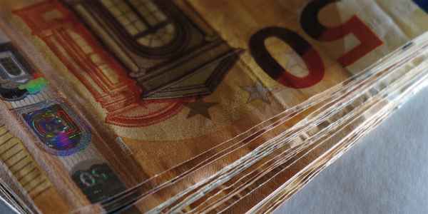 ein Bündel von 50-Euro-Banknoten aus nächster Nähe 2