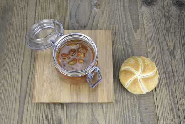 Gulaschsuppe mit Semmel