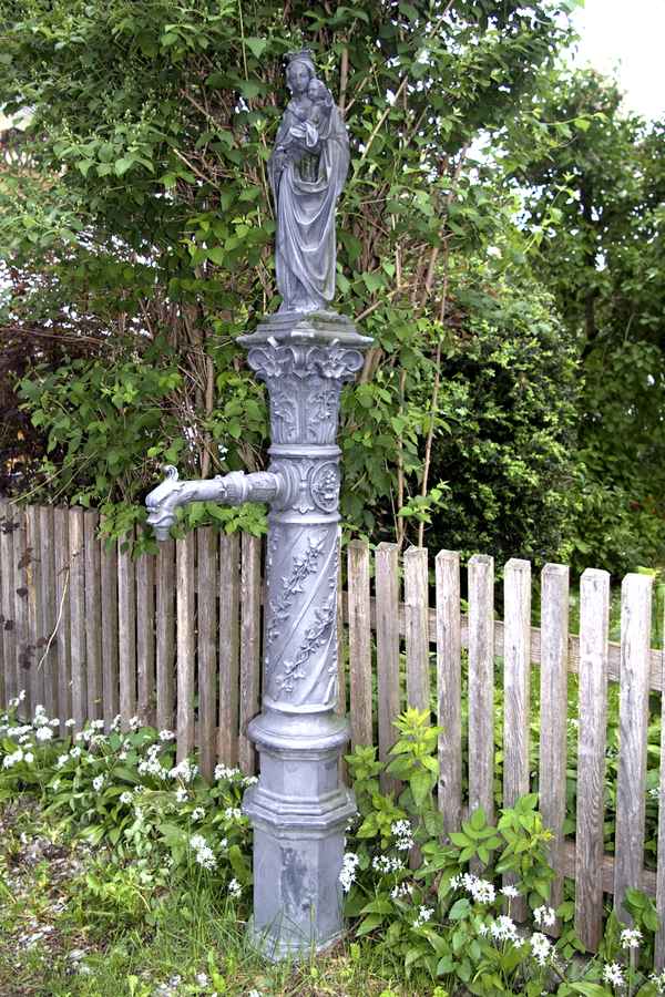 Brunnen mit Marienstatue
