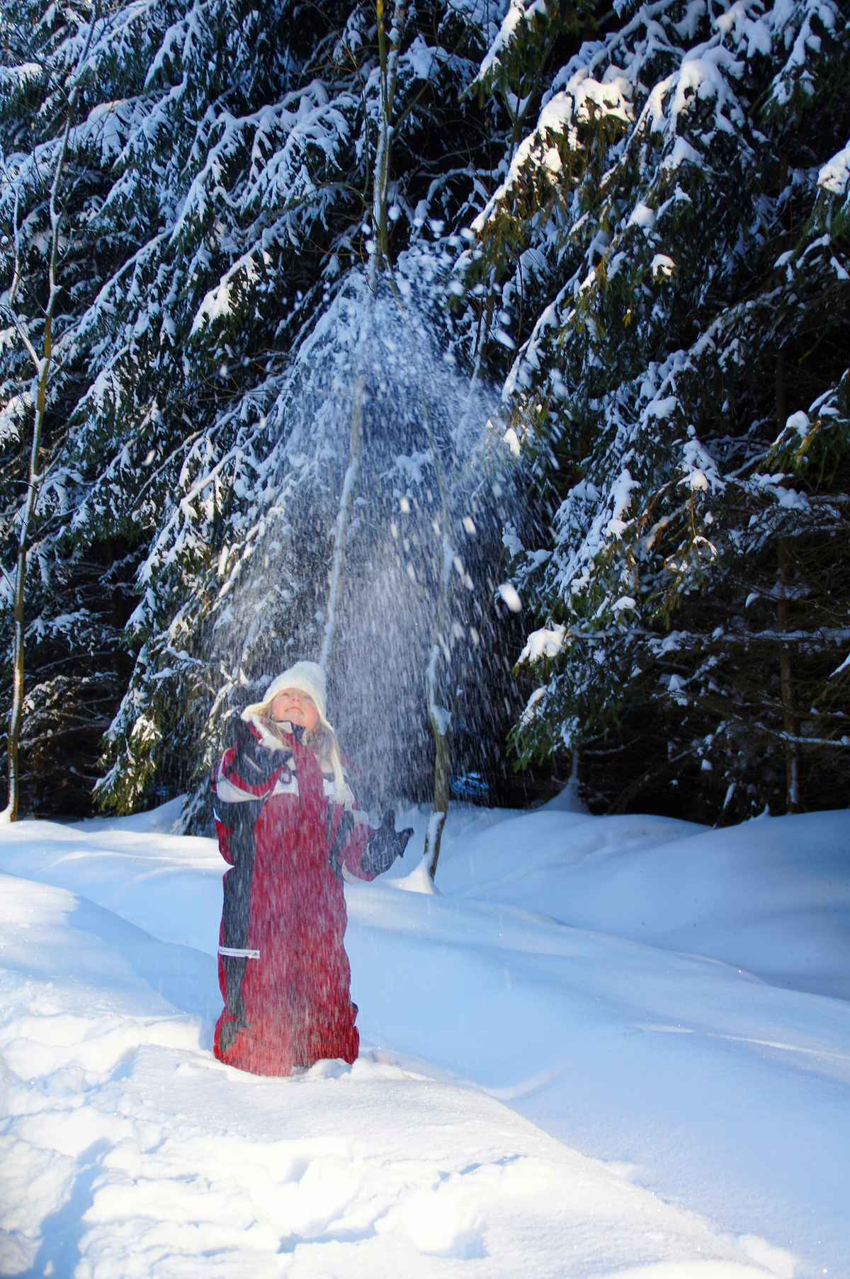 Kind spielt mit Schnee