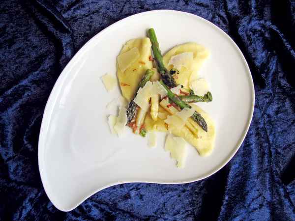 Spargelzeit: Kartoffelteigtaschen mit Spargelfülle 02