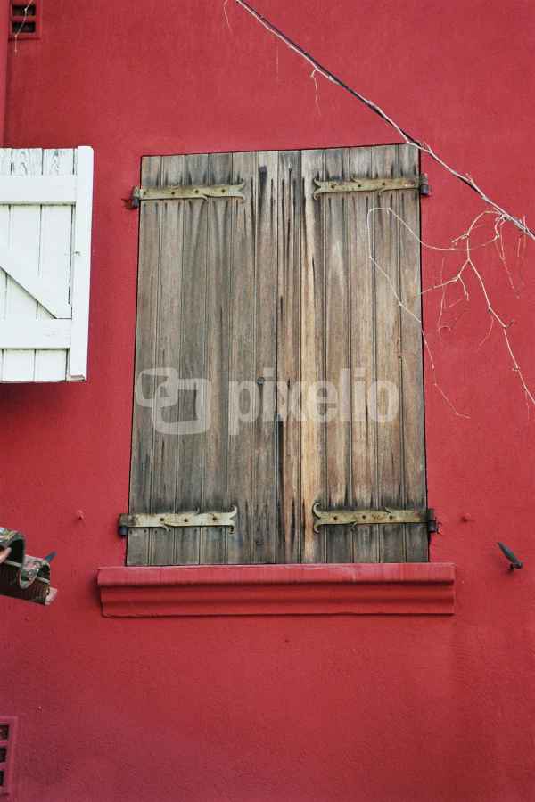 Fensterläden an rotem Haus