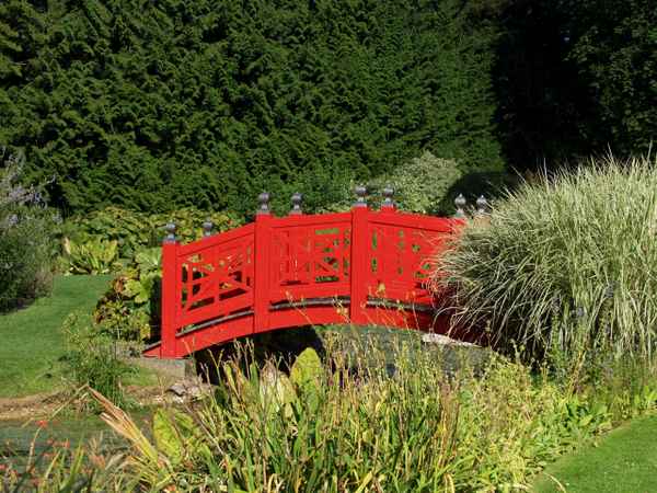 Die rote Brücke in der Gartenanlage zu Wilton (Südengland)