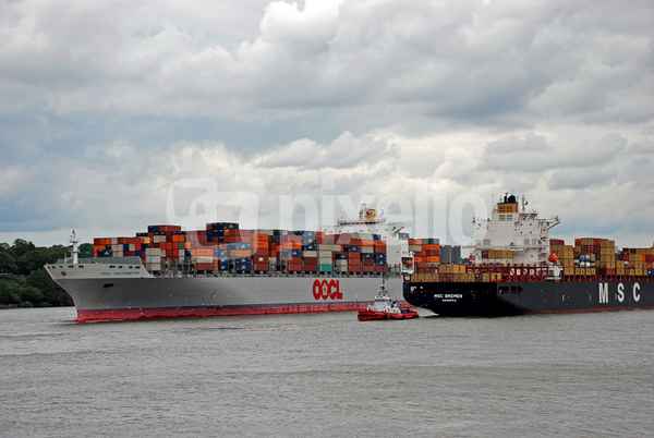 zwei Containerschiffe