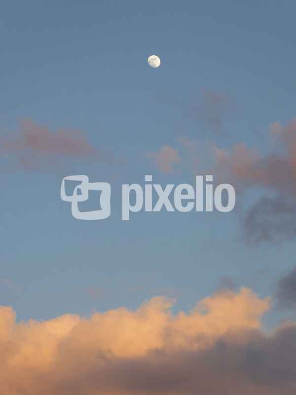 Mond über Abendrot-Wolken